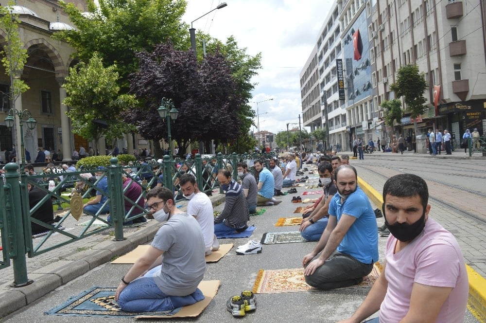 Ani yağmur Cuma namazı kılmaya engel olmadı 