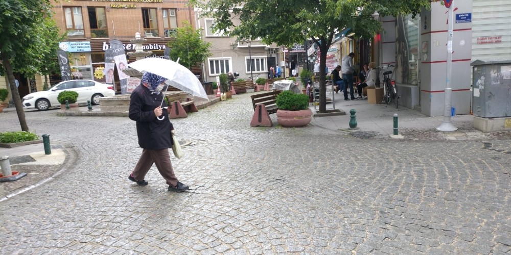 Ani yağmur vatandaşları hazırlıksız yakaladı 