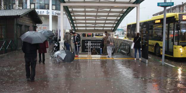 Aniden başlayan dolu hayatı olumsuz etkiledi