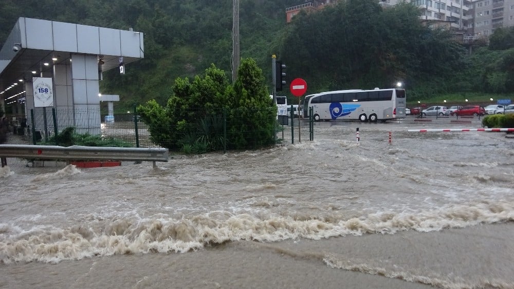 Aniden bastıran kuvvetli yağışta otobüs terminali sular altında kaldı 