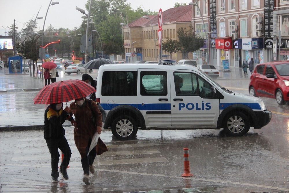 Aniden bastıran sağanak yağmur vatandaşları hazırlıksız yakaladı 