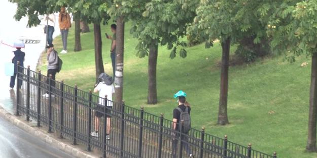 Aniden bastıran yağmur vatandaşlara zor anlar yaşattı