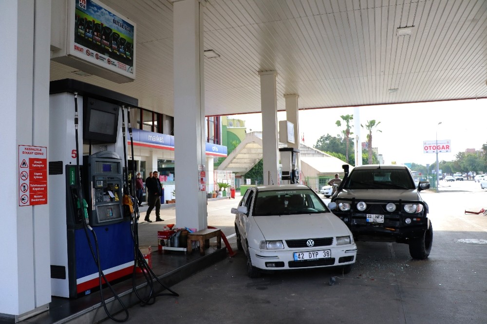Aniden direksiyon kıran sürücü, kamyonetle petrole daldı: 1 yaralı 