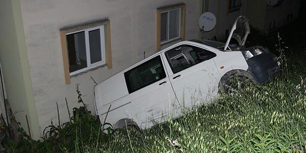 Aniden hareket eden kamyonet binaya çarptı