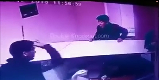 Aniden karşısındaki kişinin kafasına bıçak sapladı!