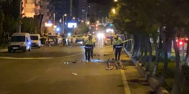 Aniden yola çıkan çocuğu kurtarmak isteyen 2 kişiye araba çarptı