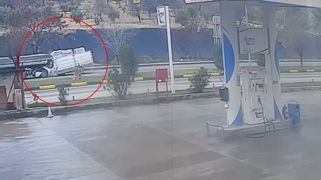 Anında hayatını kaybetti! Kamyonun tıra arkadan çarptığı an kamerada