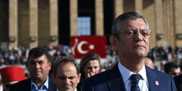 Hayatları heykelle çelenk arasında geçiyor!