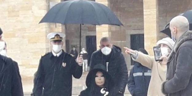 Anıtkabir'de Bülent Ersoy'a şemsiye tutan subay görevden alındı! İşte yeni yeri