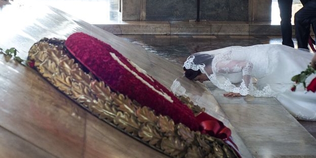 Anıtkabir'de secde eden gelin!