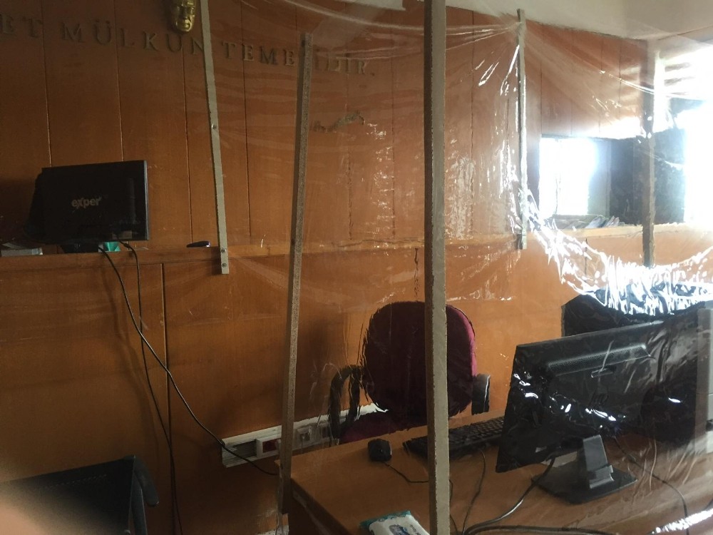 Ankara Adliyesi’ndeki bazı duruşma salonlarında korona virüse naylon brandalı önlem 