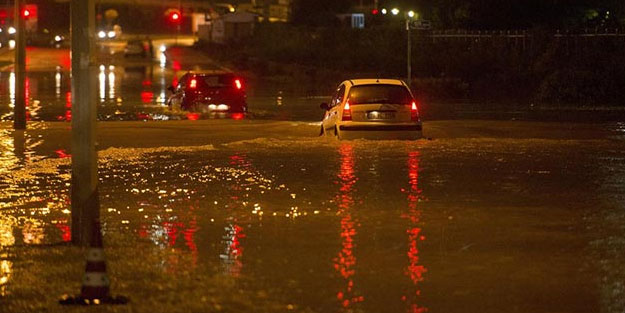 Ankara bakımsızlığa kurban gitti! Metrolarda su seviyesi artınca elektrikler kesildi