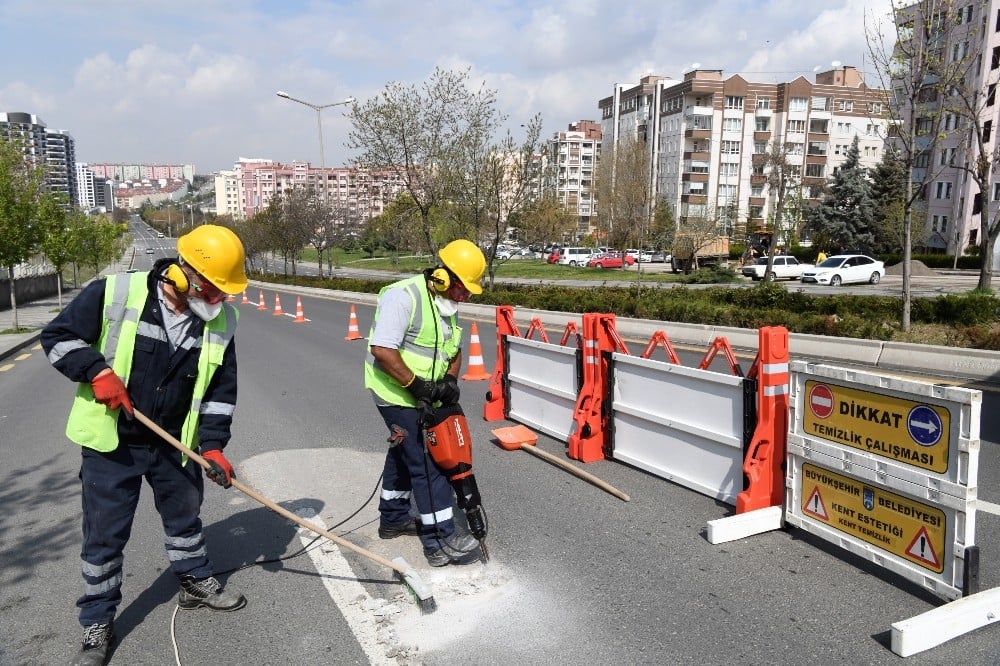 Ankara Büyükşehir Belediyesi cadde ve sokaklardaki beton kalıntılarını temizliyor 