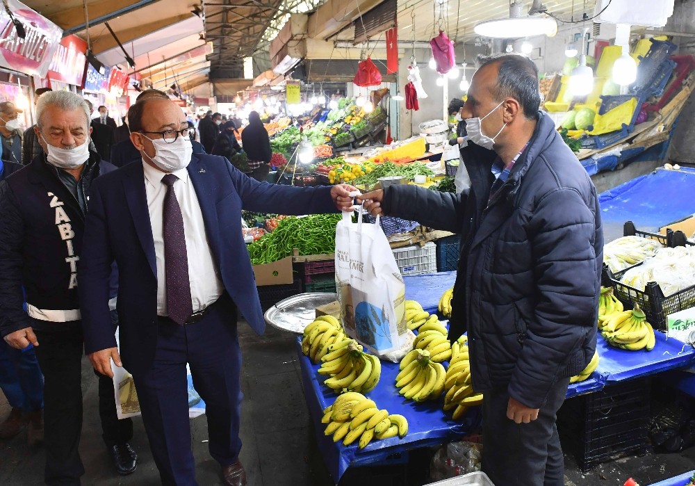 Ankara Büyükşehir Belediyesi, Ulus halinde maske, eldiven ve dezenfektan dağıttı 