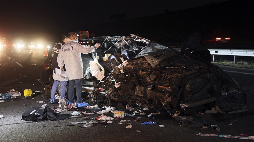 Ankara Çevre Yolu'nda otomobil TIR'a arkadan çarptı: 3 ölü, 1 yaralı