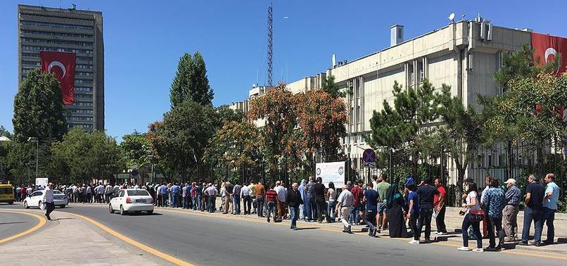 Ankara Emniyet Müdürlüğü'nde uzun kuyruklar