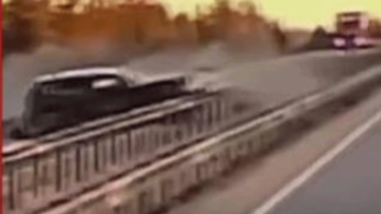 Ankara-Eskişehir yolunda ters yönden giden otomobil, karşıdan gelen araçla çarpıştı!