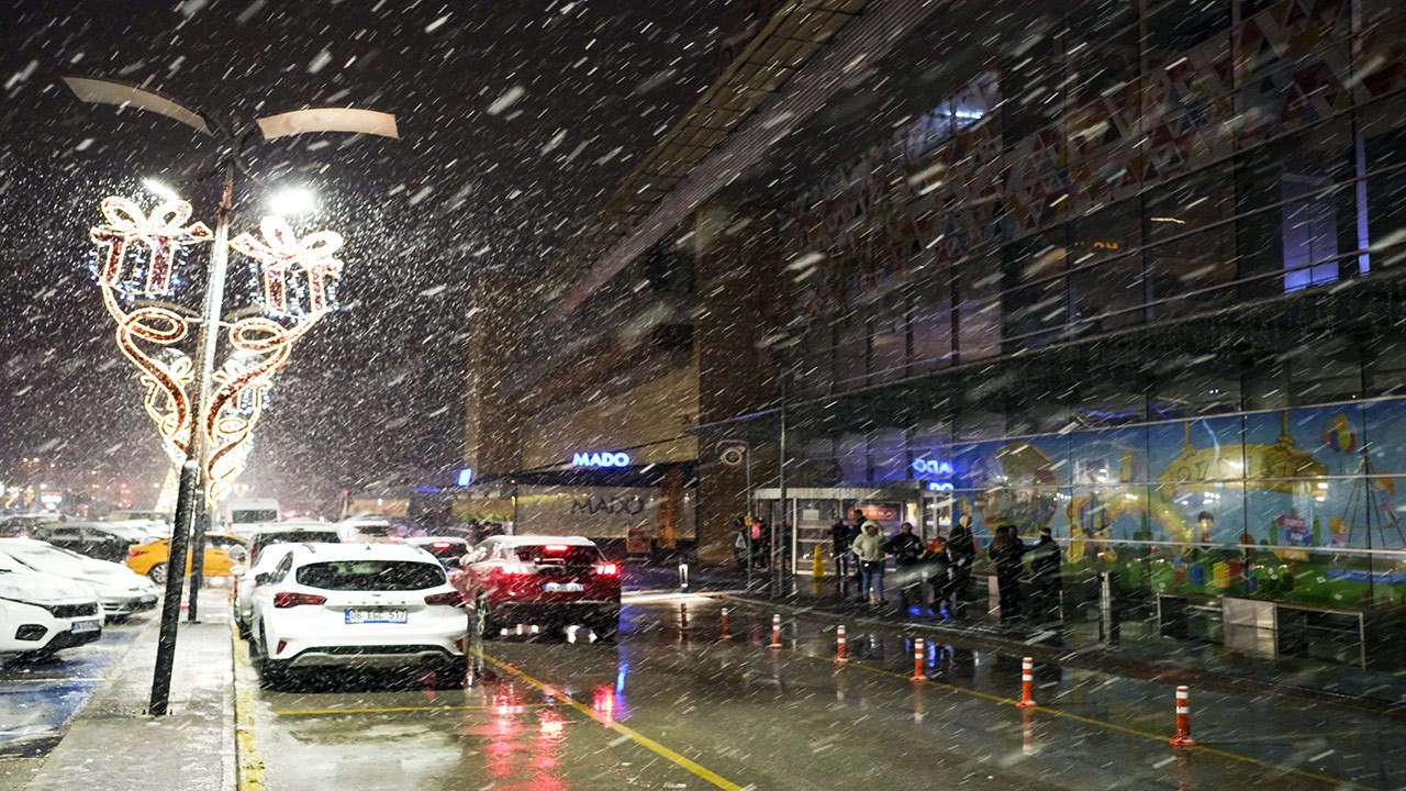 Ankara kar yağışıyla beyaz örtüyle kaplandı