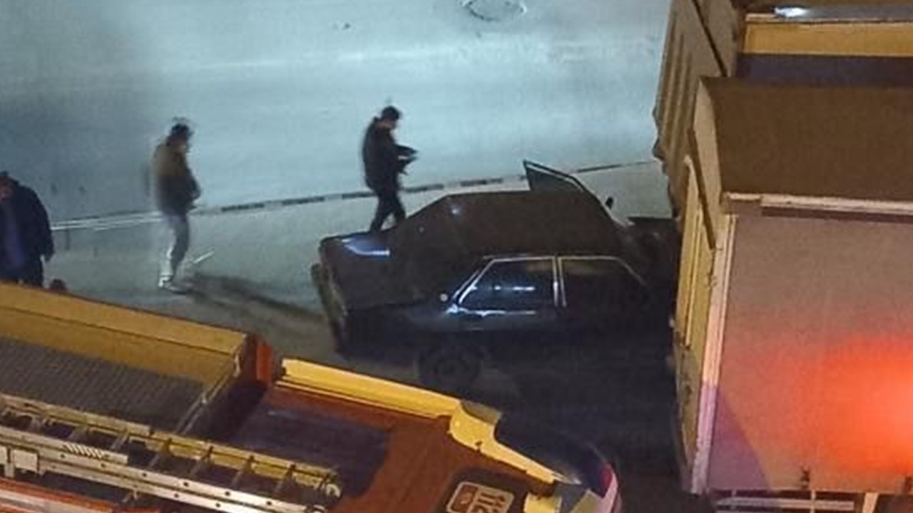 Ankara Keçiören’de otomobil park halindeki kamyona çarptı: 1 yaralı