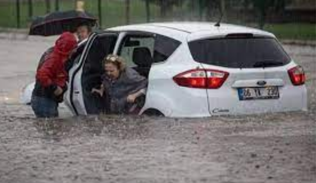 Ankara sele teslim oldu! Araçlar yolda kaldı! Ağaçlar devrildi bina çatıları uçtu