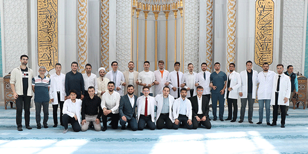 Ankara Tıp öğrencilerinden örnek mezuniyet! Buluşma adresleri cami oldu