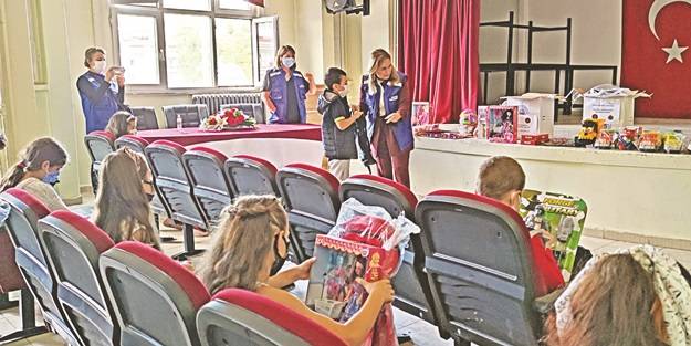 Ankara Üniversitesi gönüllüleri selzede çocukları yalnız bırakmadı