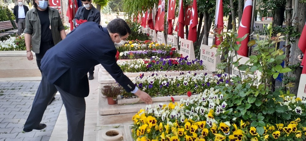 Ankara Valisi Şahin şehitlikleri ziyaret etti 