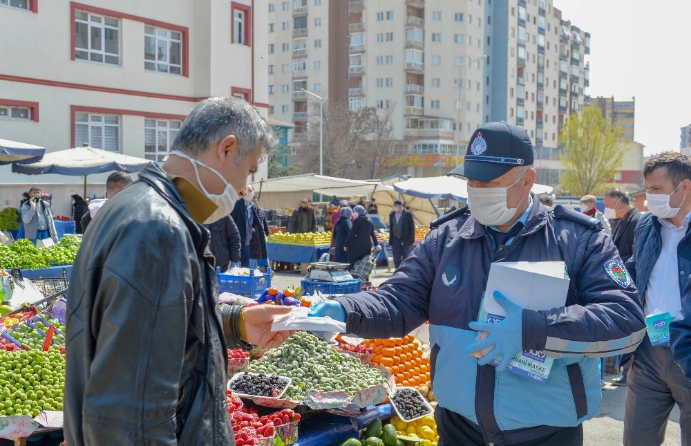 Ankara zabıtası pazarcı esnafına maske dağıtıyor 