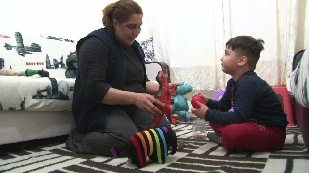 Ankara’da 2 çocuk annesi, çevreden gelen yardımlarla yaşamaya çalışıyor 