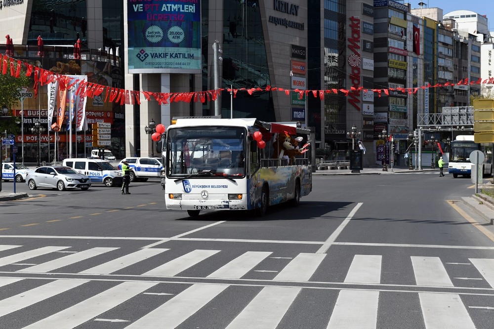 Ankara’da 23 Nisan şarkılar ve marşlar eşliğinde kutladı 