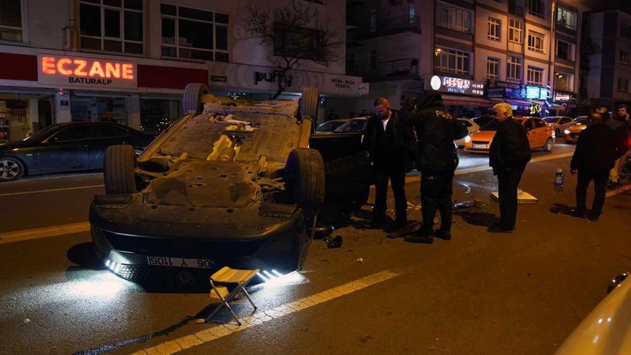 Ankara'da 3 araç trafik kazasına karıştı