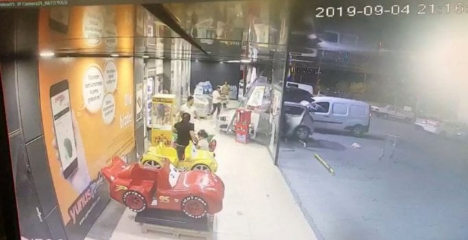 Ankara'da 3 yaşındaki çocuk otomobille markete daldı