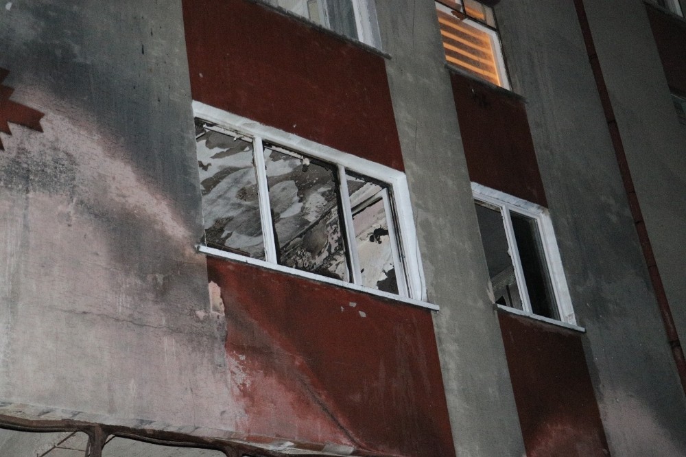 Ankara’da 5 katlı binada çıkan yangında 2’si çocuk 4 kişi dumandan etkilendi 