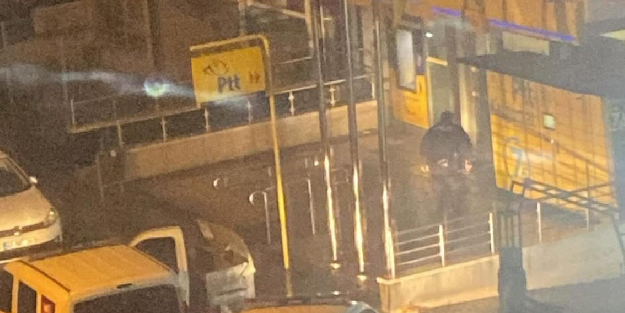 Ankara'da akılalmaz olay! Kargosunu teslim alamadığı için PTT camlarını kırdı