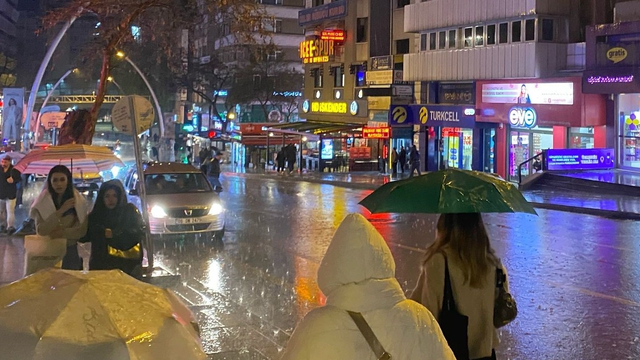 Ankara’da aniden bastıran dolu yağışı hayatı aksattı