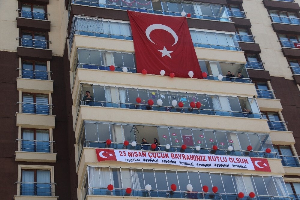 Ankara’da aynı binada oturan miniklerden şiirli 23 Nisan kutlaması 