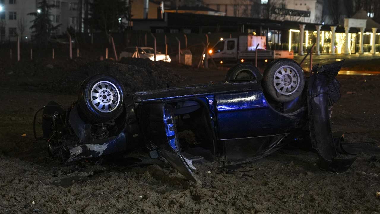 Ankara'da bariyer ve direğe çarpan otomobilin sürücüsü hayatını kaybetti