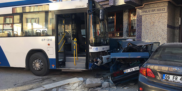 Ankara'da belediye otobüsü park halindeki otomobillere girdi