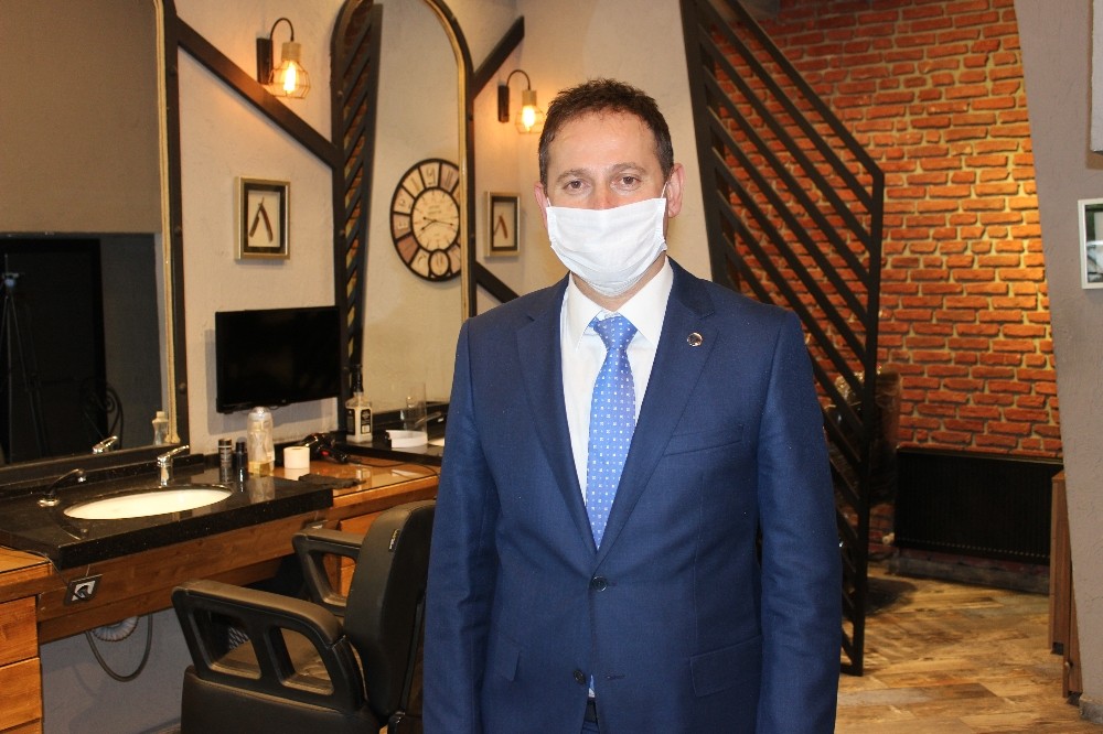 Ankara’da berberler dükkanlarını sterilize ederek açmaya hazırlanıyor 