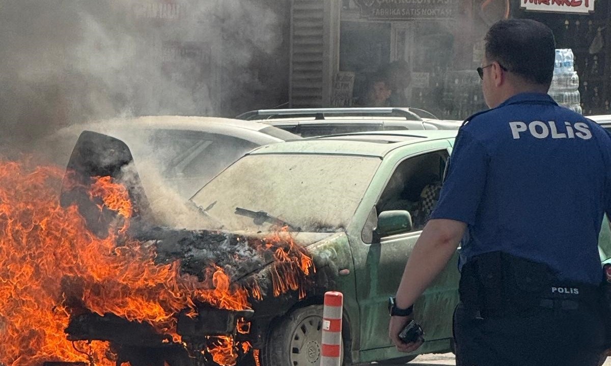 Ankara'da bir araç alev alev yandı