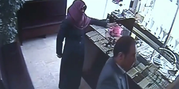 Kuyumcuya giren kadından şok hareket!