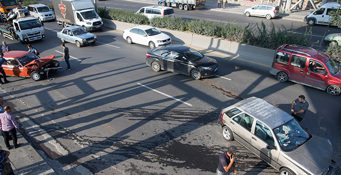 Ankara'da bir minibüs ve iki otomobil birbirine girdi: 3 kişi yaralandı