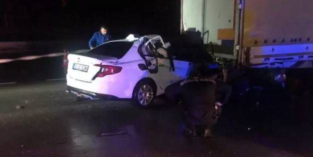 Ankara’da bir otomobil park halindeki TIR’a ok gibi saplandı