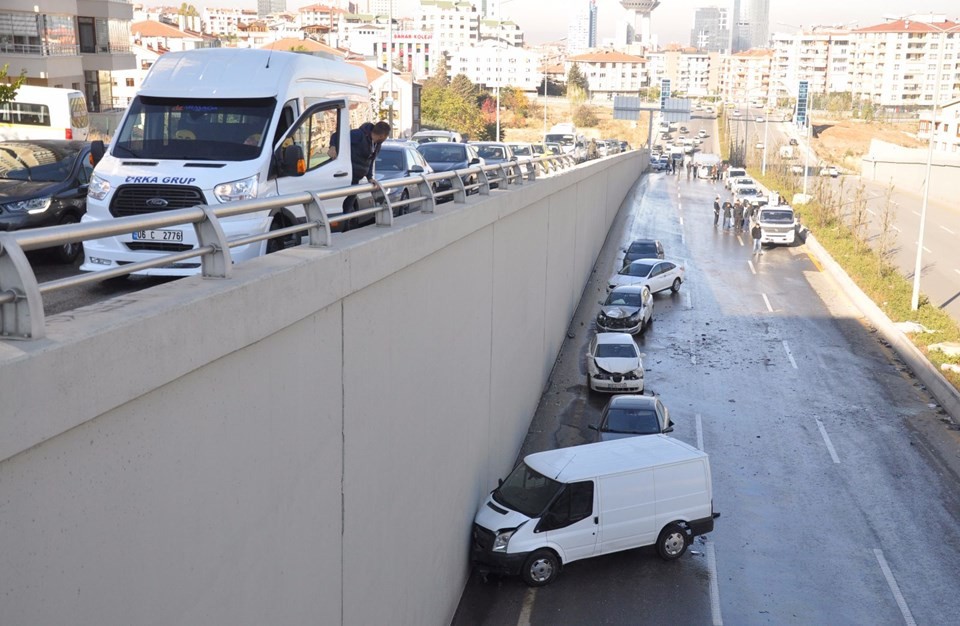 Ankara'da buzlanan alt geçitte 23 araç birbirine girdi