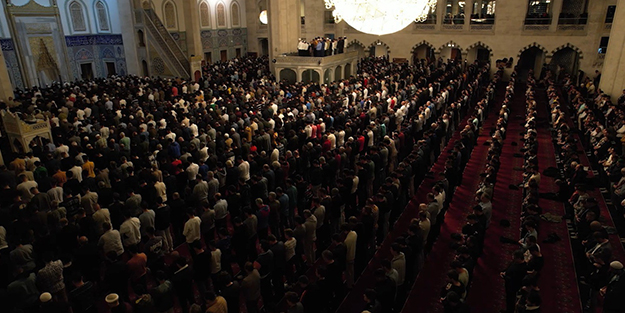 Ankara'da camiler doldu taştı! Kadir Gecesi'nde eller semaya açıldı