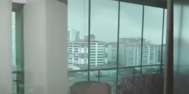 Ankara'da çatının uçma anı kaydedildi