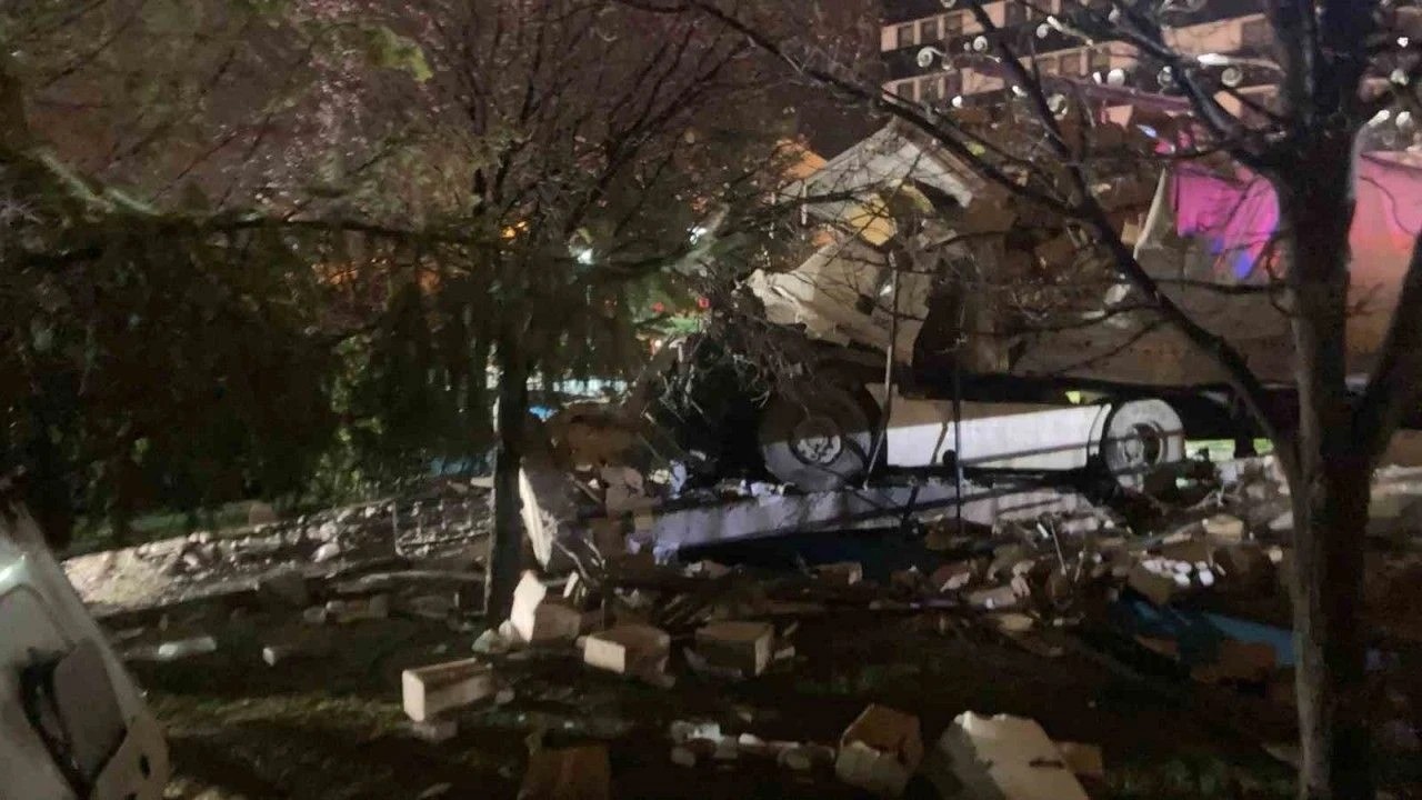 Ankara’da dehşet: Freni boşalan otobüs parka daldı