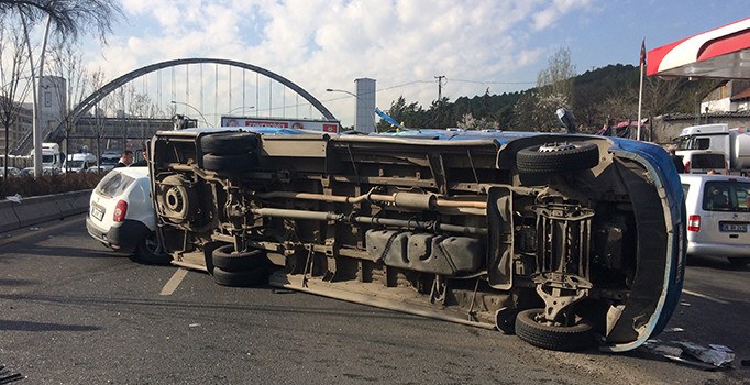 Ankara'da dolmuş devrildi: 8 kişi yaralandı