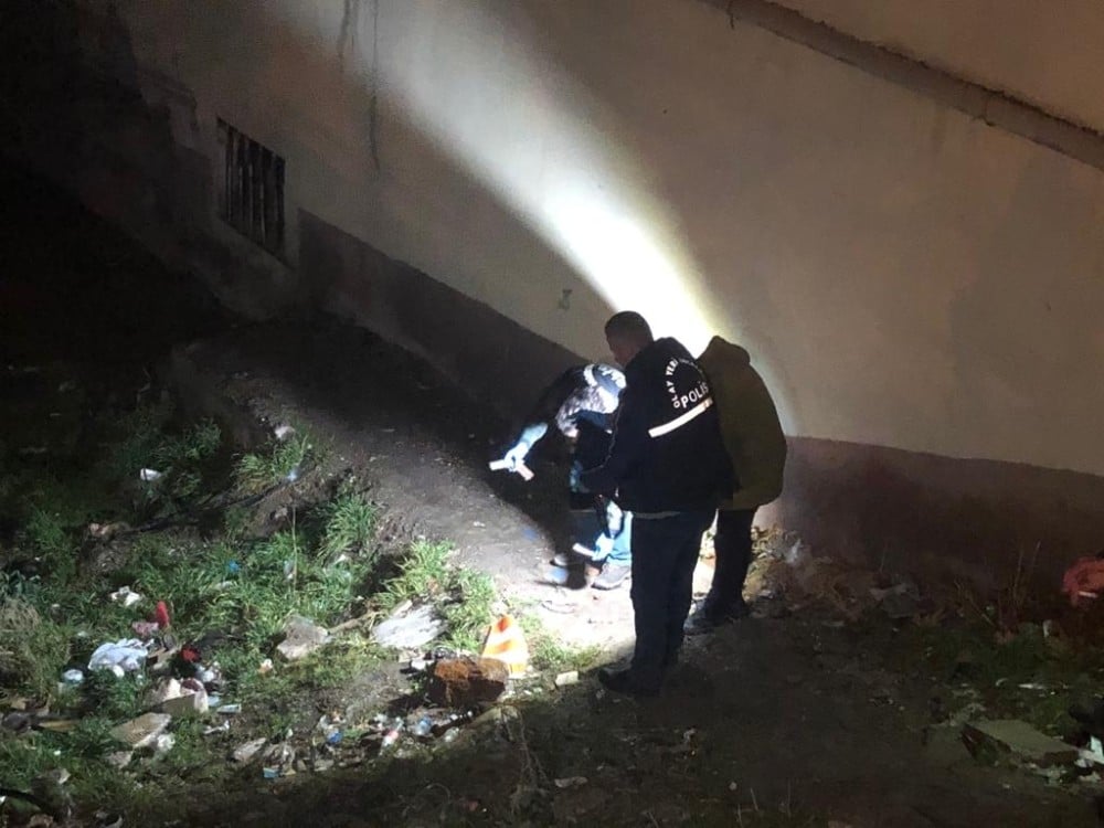 Ankara’da ‘dur’ ihtarına uymayan araçtan atlayan şüpheli kalaşnikof ve tabanca düşürdü 