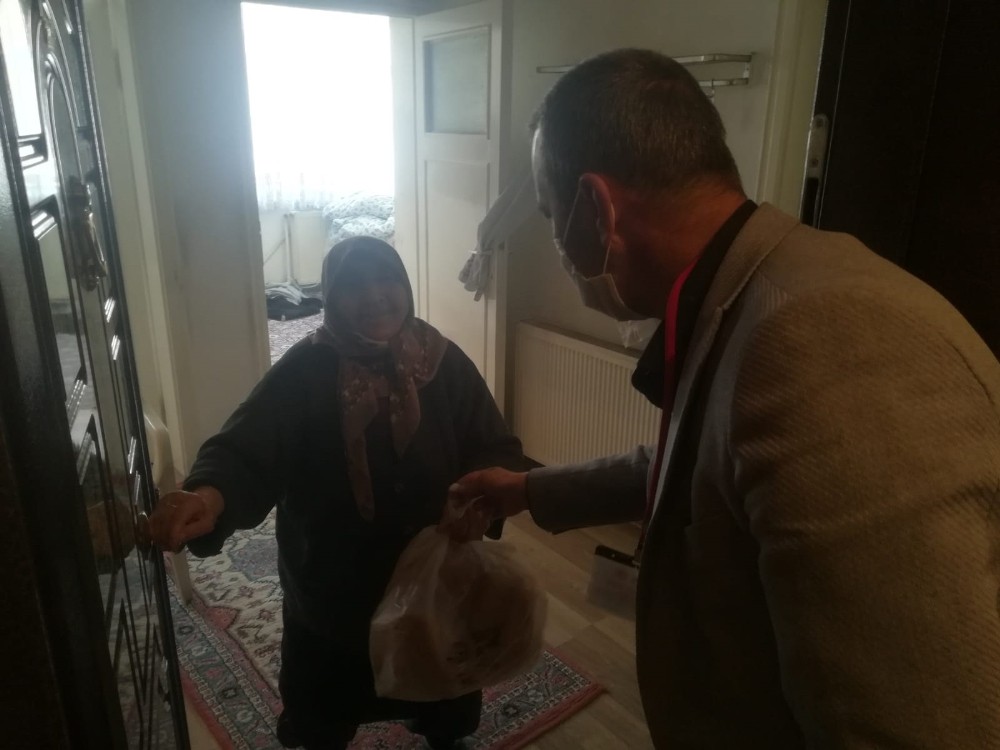 Ankara’da ekmek dağıtımı vefa sosyal destek grupları vasıtasıyla yapılıyor. Ekmek dağıtımın sorunsuz devam ettiği bildirildi. 
